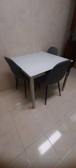 Mesa de cozinha em vidro