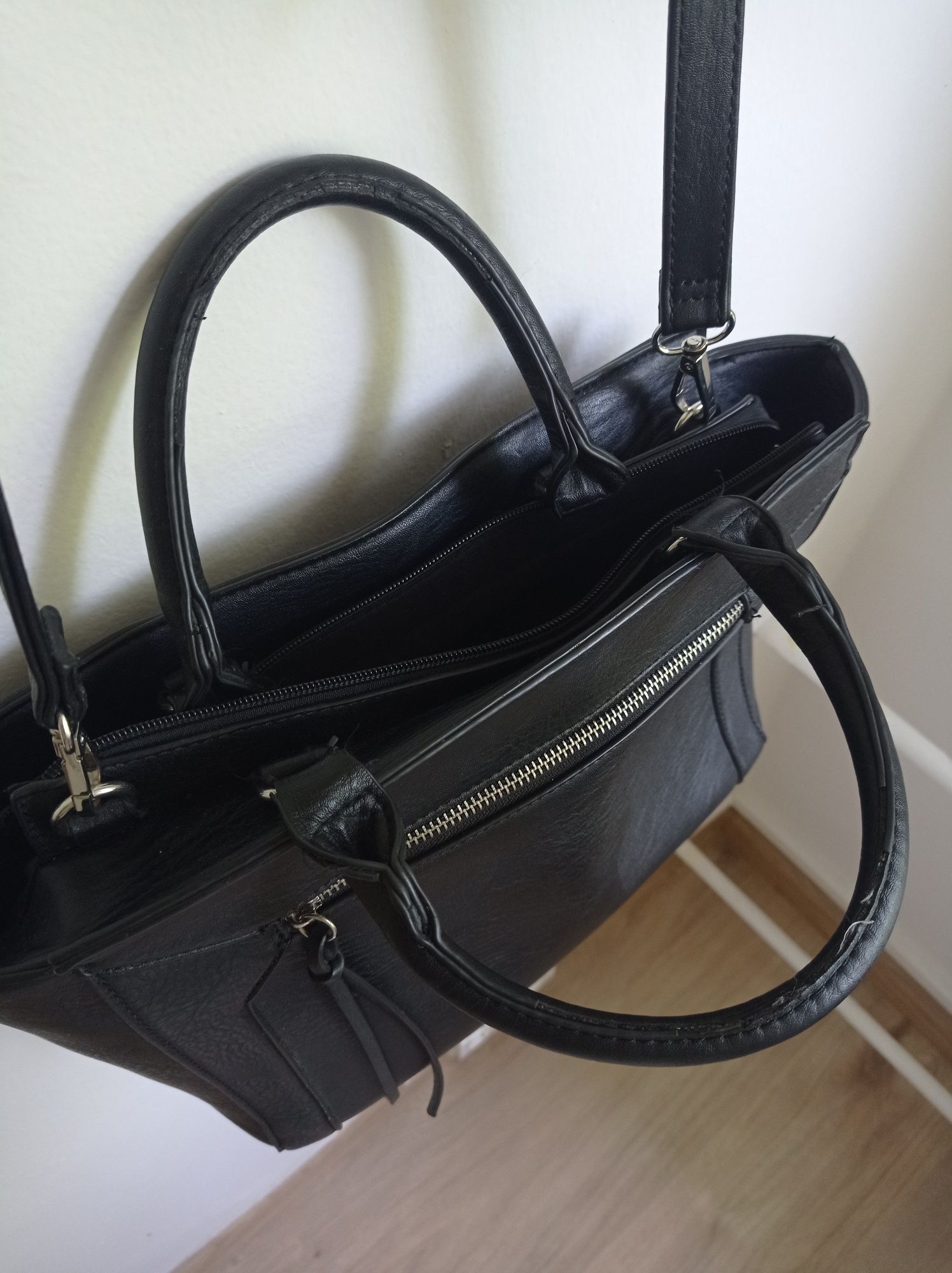 Czarna Torebka Tote MIDI Stradivarius