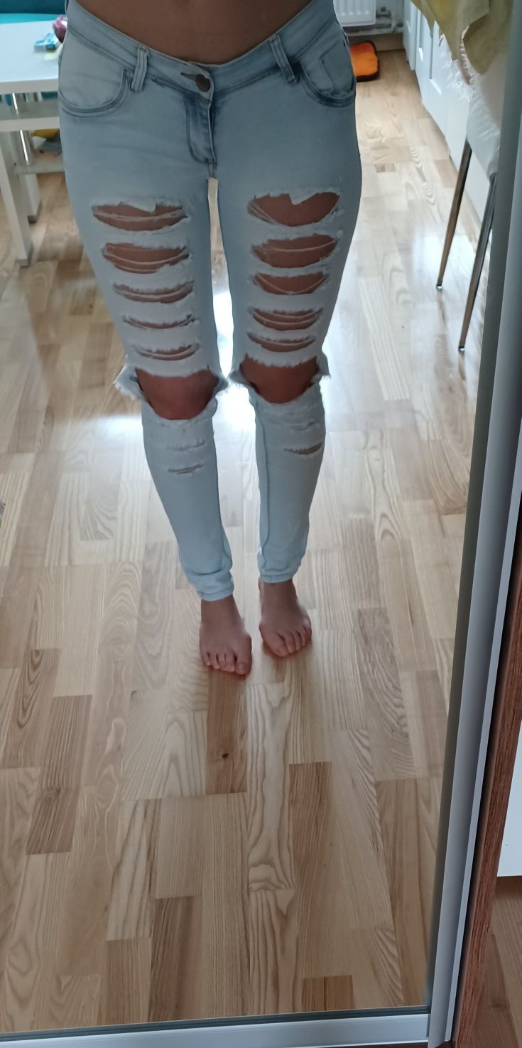 Spodnie jeansowe z dziurami r 28 (małe L)