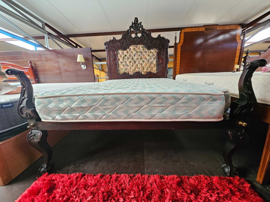 Cama antiga com estrado e colchão - Bom estado geral