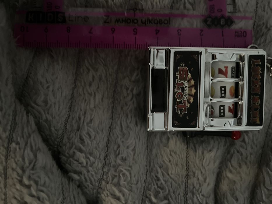 Брелок у вигляді слот-машини (ігрового автомата)