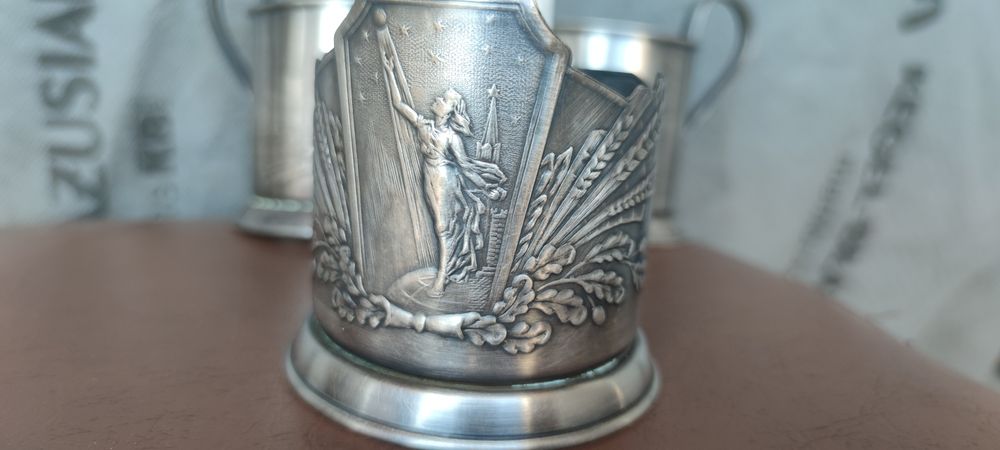 Продам подстаканник металлический,в хорошем состоянии.