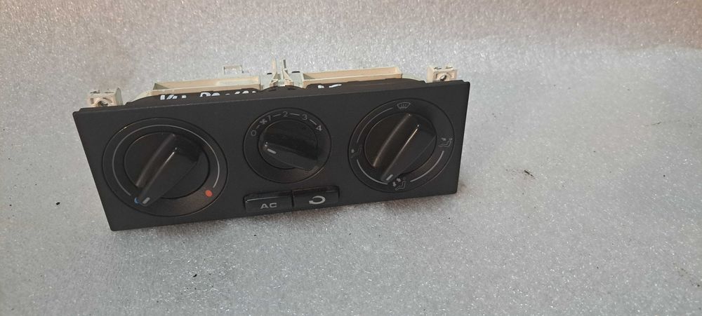 Panel nawiewu klimatyzacji Volkswagen Passat B5