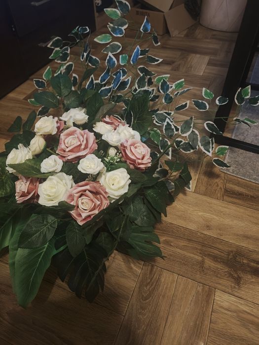 Kompozycja obciążona kwiaty jak żywe