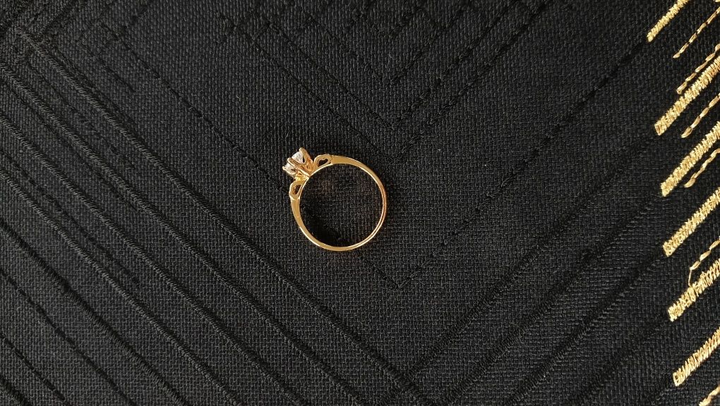 Złoty pierścionek z cyrkonią ze stali szlachetnej antyalergicznej