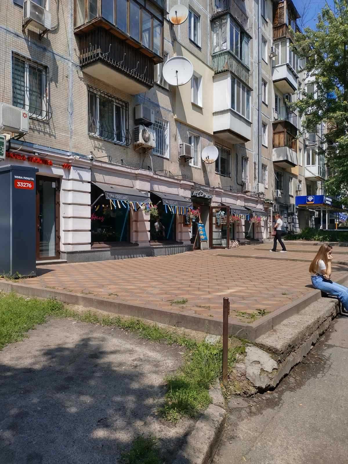 Міхновського 25,прим.53кв.м під комерцію, житл.фонд,  метро 1хв.пішки