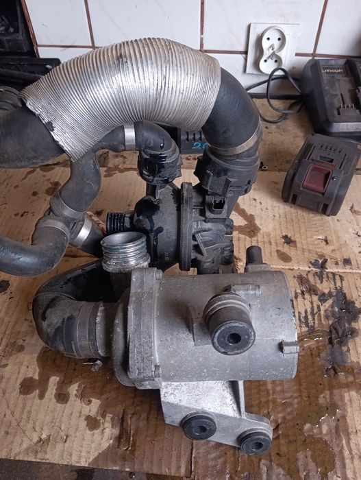Pompa wody termostat BMW E90 E91 E92 n43 E60 elektryczna E87 E81 e82 e
