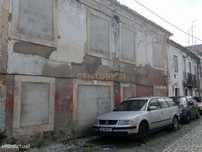 Moradia para restaurar R/C e 1º andar, na Rua Henrique Dias Vigário, S