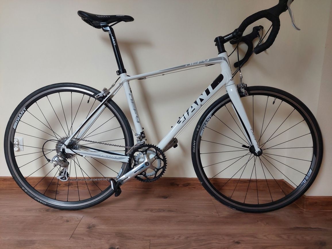 Rower szosowy Giant Defy 4