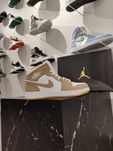 Кросівки Air Jordan 1 Mid 'Tan Gum'