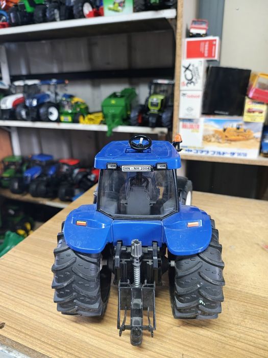 Bruder traktor new Holland