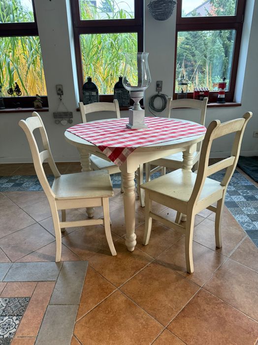 Drewniany stół i 4 krzesła kolor biały