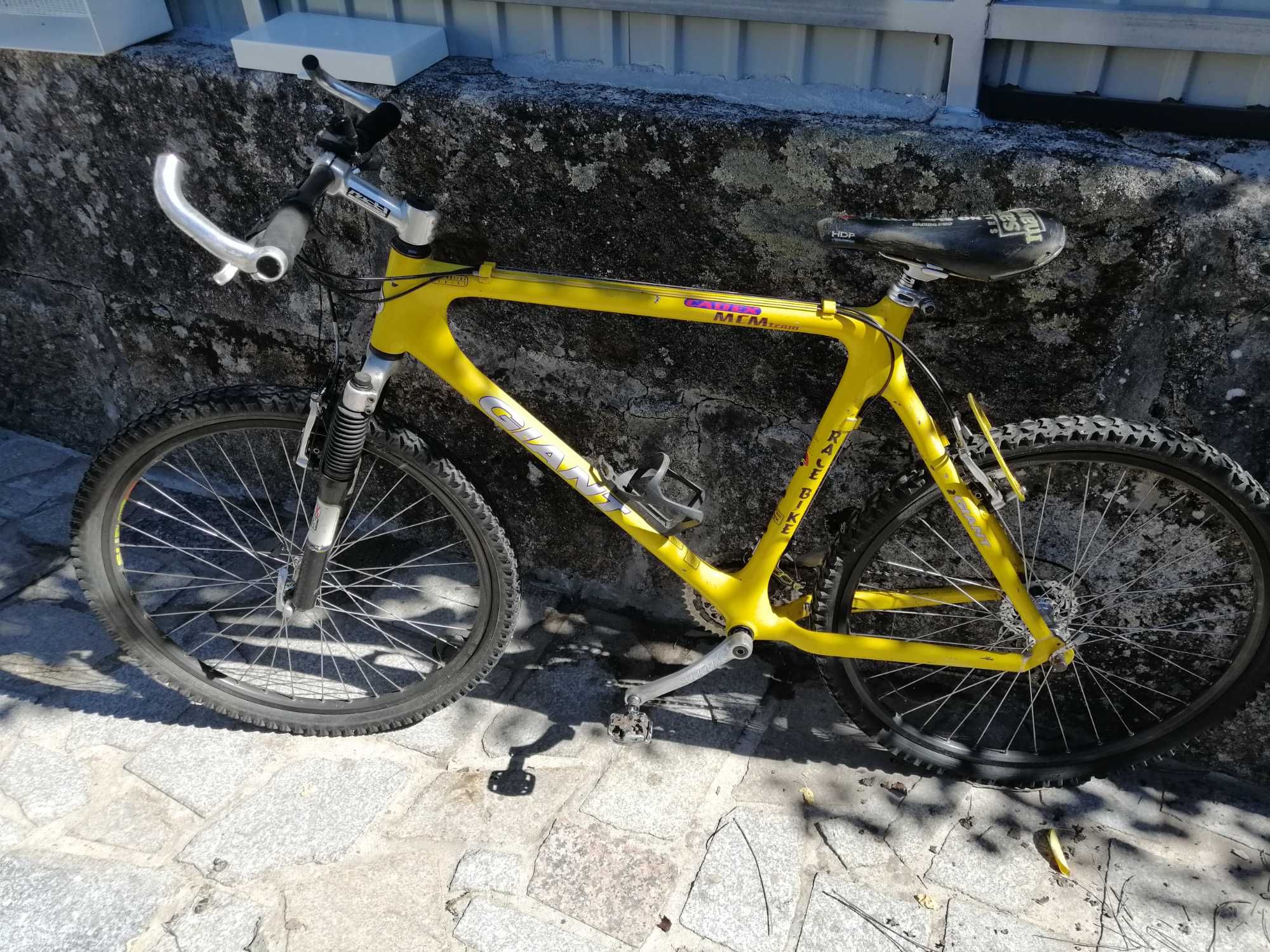 Bicicleta marca Giant em carbono