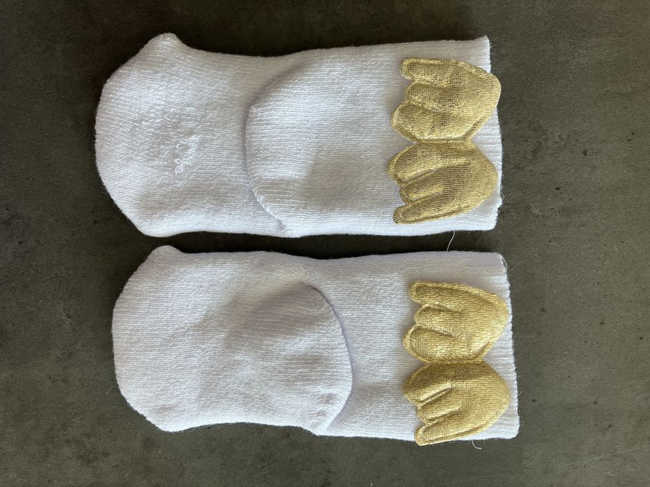 Skarpetki na chrzciny ze skrzydłami