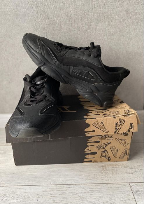 Чоловічі кросівки staff