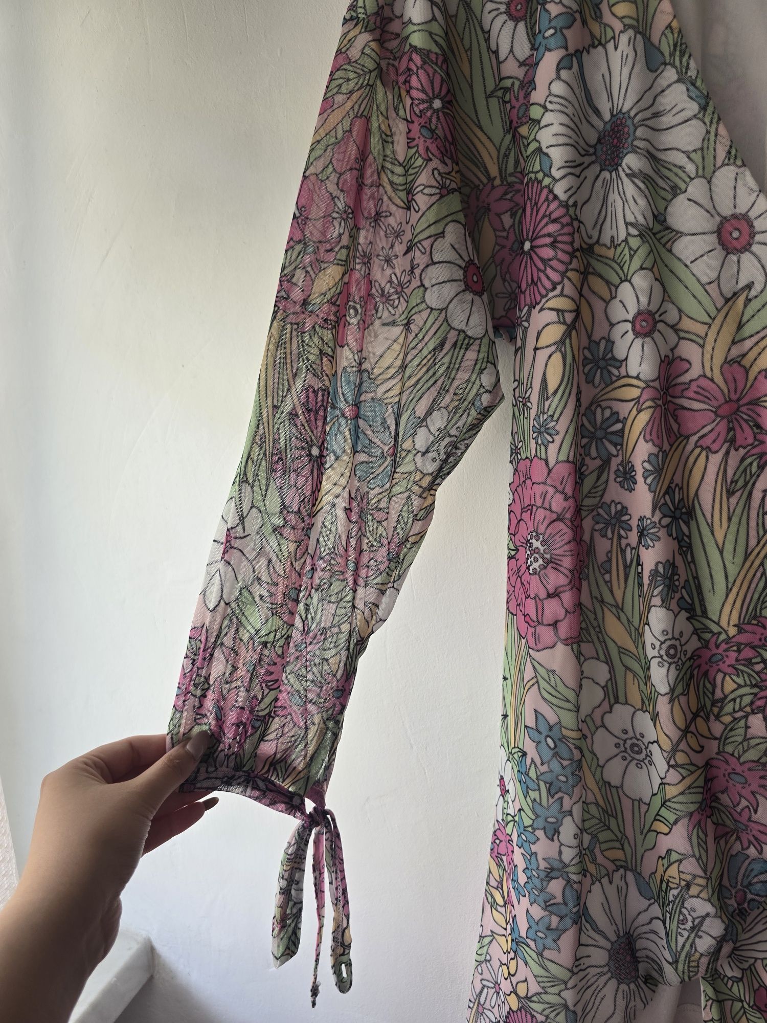 Sukienka ala kimono w kwiaty z długim rękawem Reserved