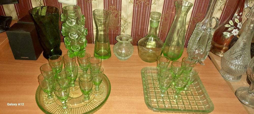 Ваза   графин кувшин  рюмки цветное  урановое стекло