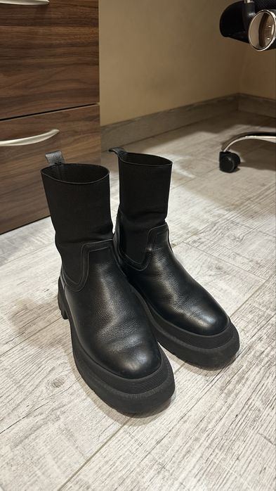 Шкіряні чоботи. утеплені овчиною. розмір 38, на 24 см.