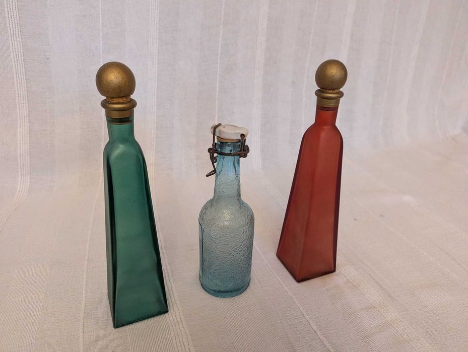 Kolorowe butelki szklane