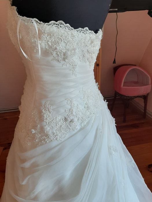 Платье свадебное со шлейфом.