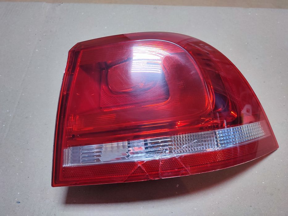 Задній правий ліхтар VW TOUAREG II