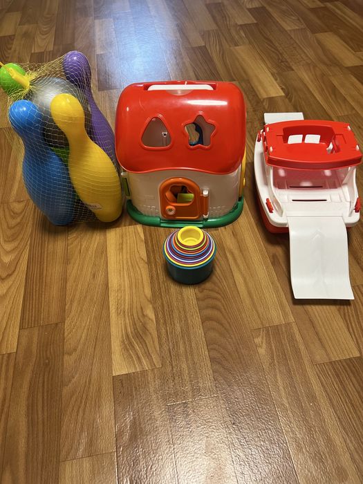 Лот іграшок, хатинка, боулінг, спуск доя машин