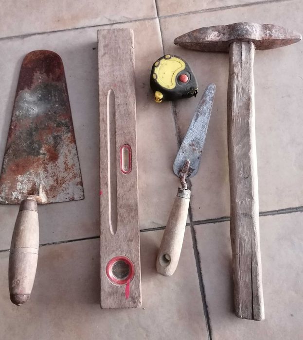 Colher e nível de pedreiro, fita, picas e outros, tudo por 5€