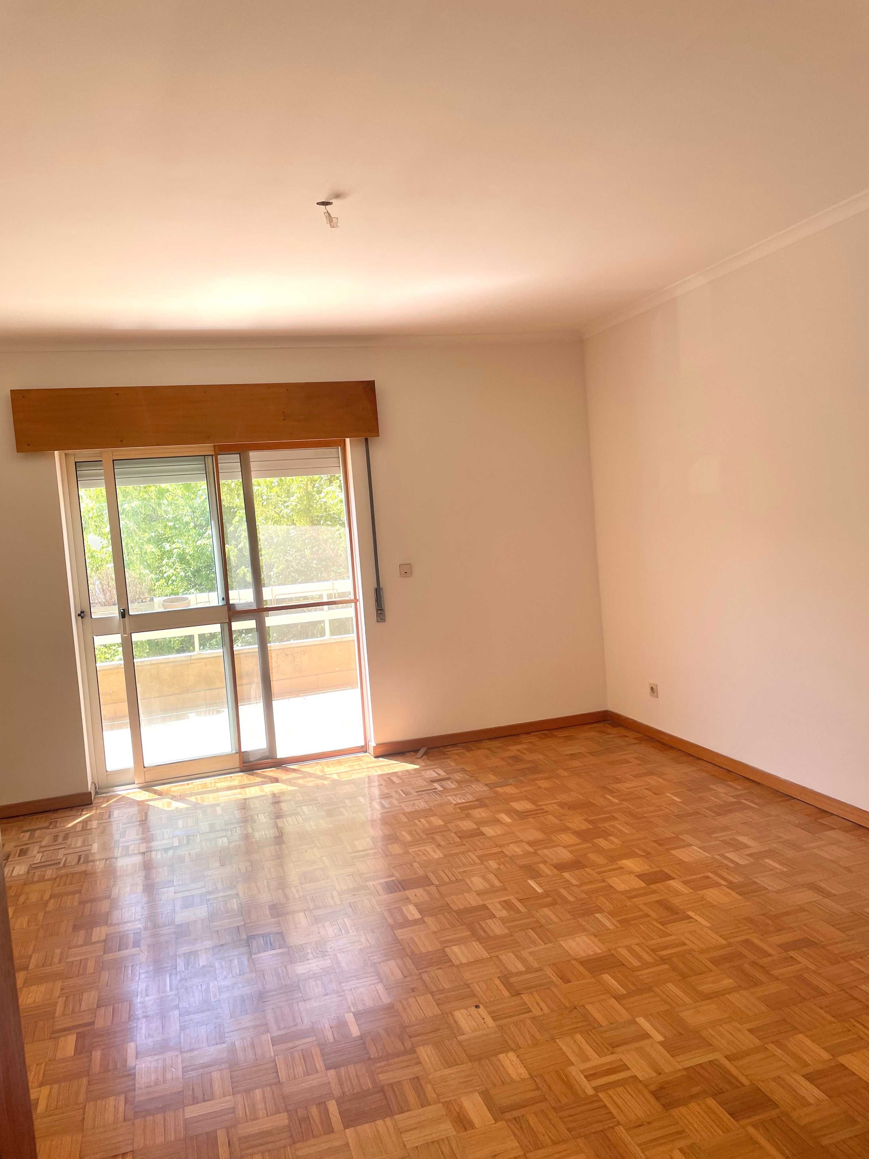 Apartamento T3 Renovado com Varanda e Garagem – Telheiras, Lisboa