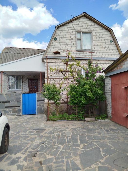 У продажі два гарних будинки в одному дворі