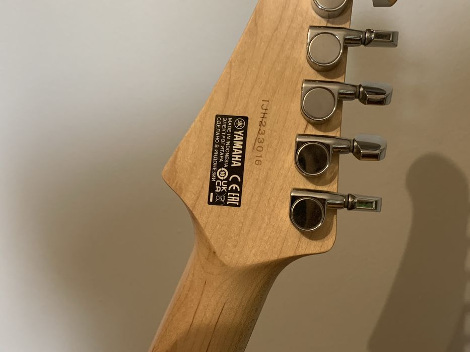 Gitara Yamaha Pacifica 112j razem z wzmacniaczem oraz kablem.