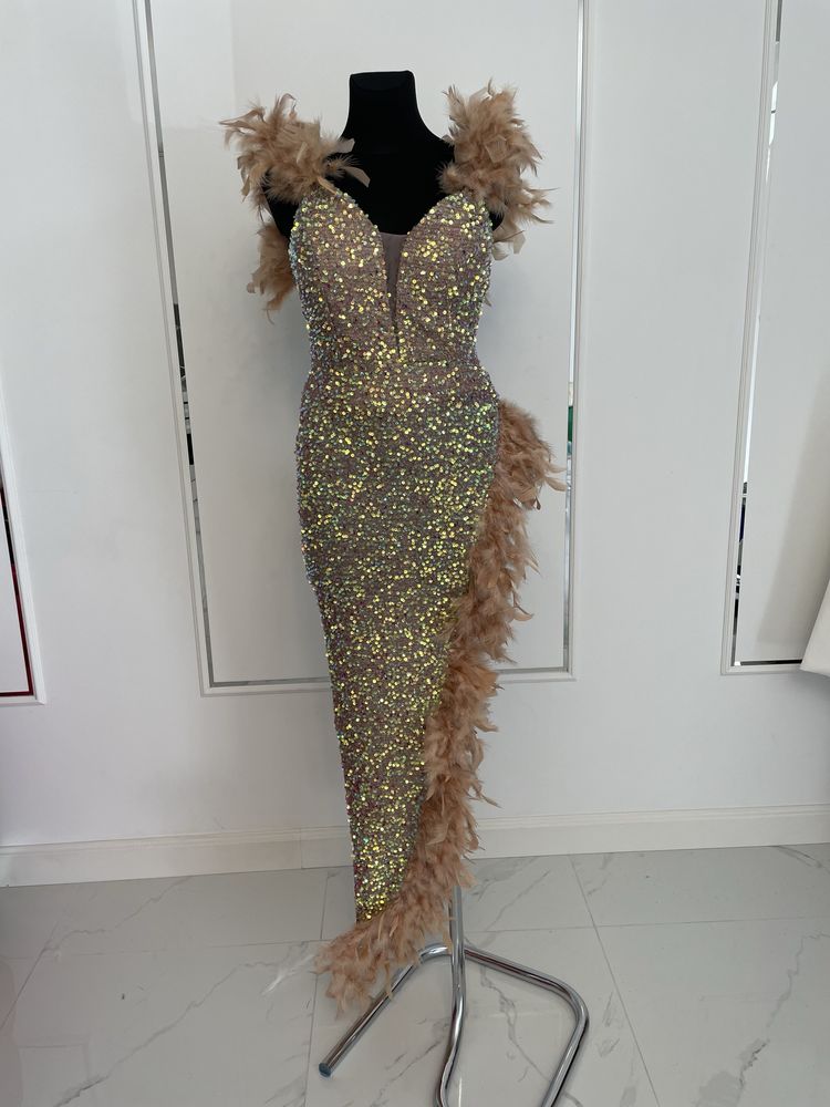 Nowa złota asymetryczna sukienka z cekinami z piórami maxi długa
