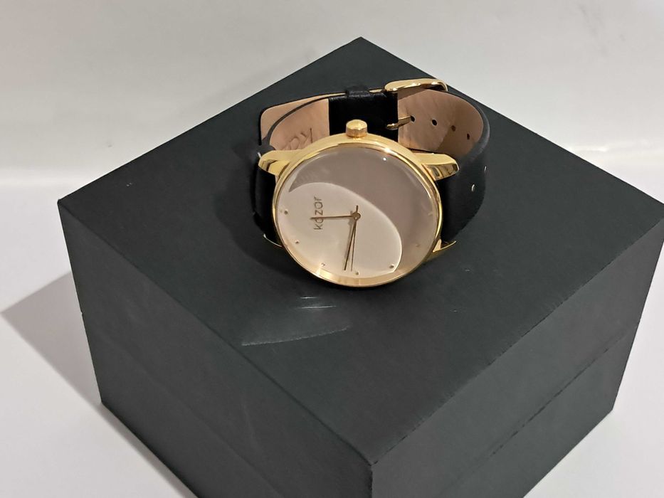 Kazar Zegarek na skórzanym pasku ze złotą kopertą i białą tarczą