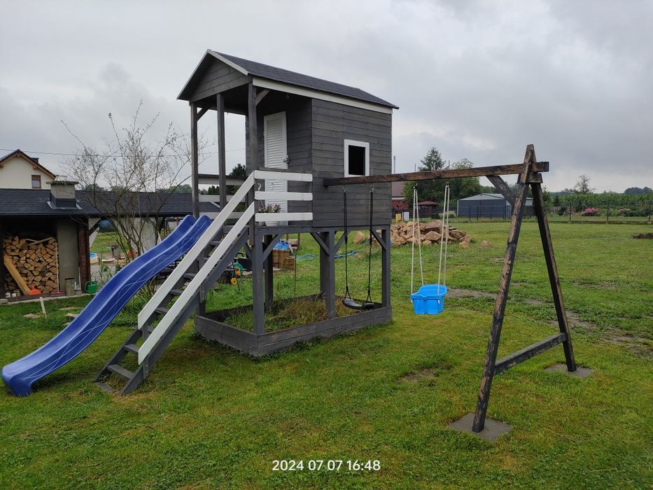 Domek dla dzieci, huśtawki, zjeżdżalnia