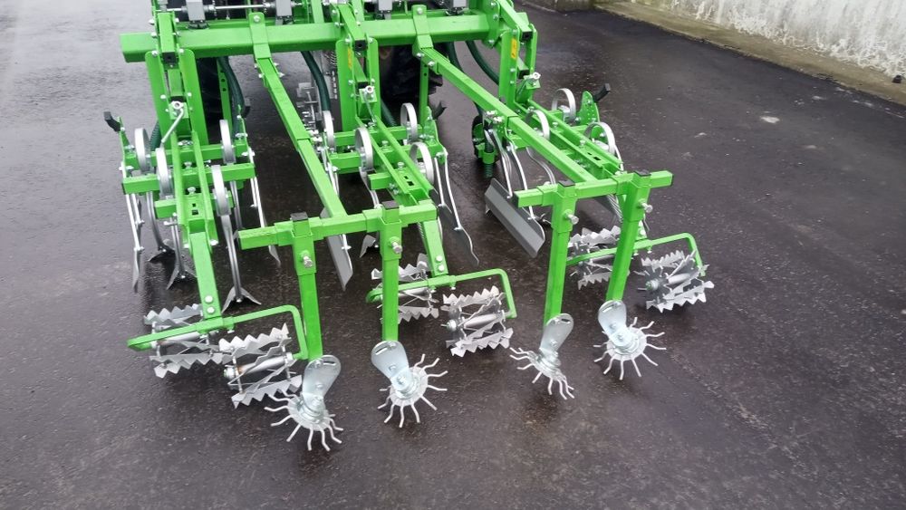 NOWOŚĆ Pielnik do truskawek warzyw z dozownikiem nawozu, gwiazdy,ekran