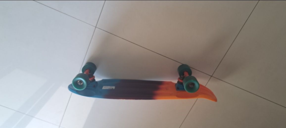 Skate cor laranja e azul
