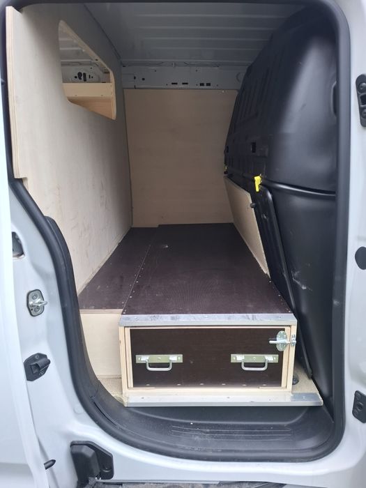 Zabudowa przestrzeni ładunkowej.