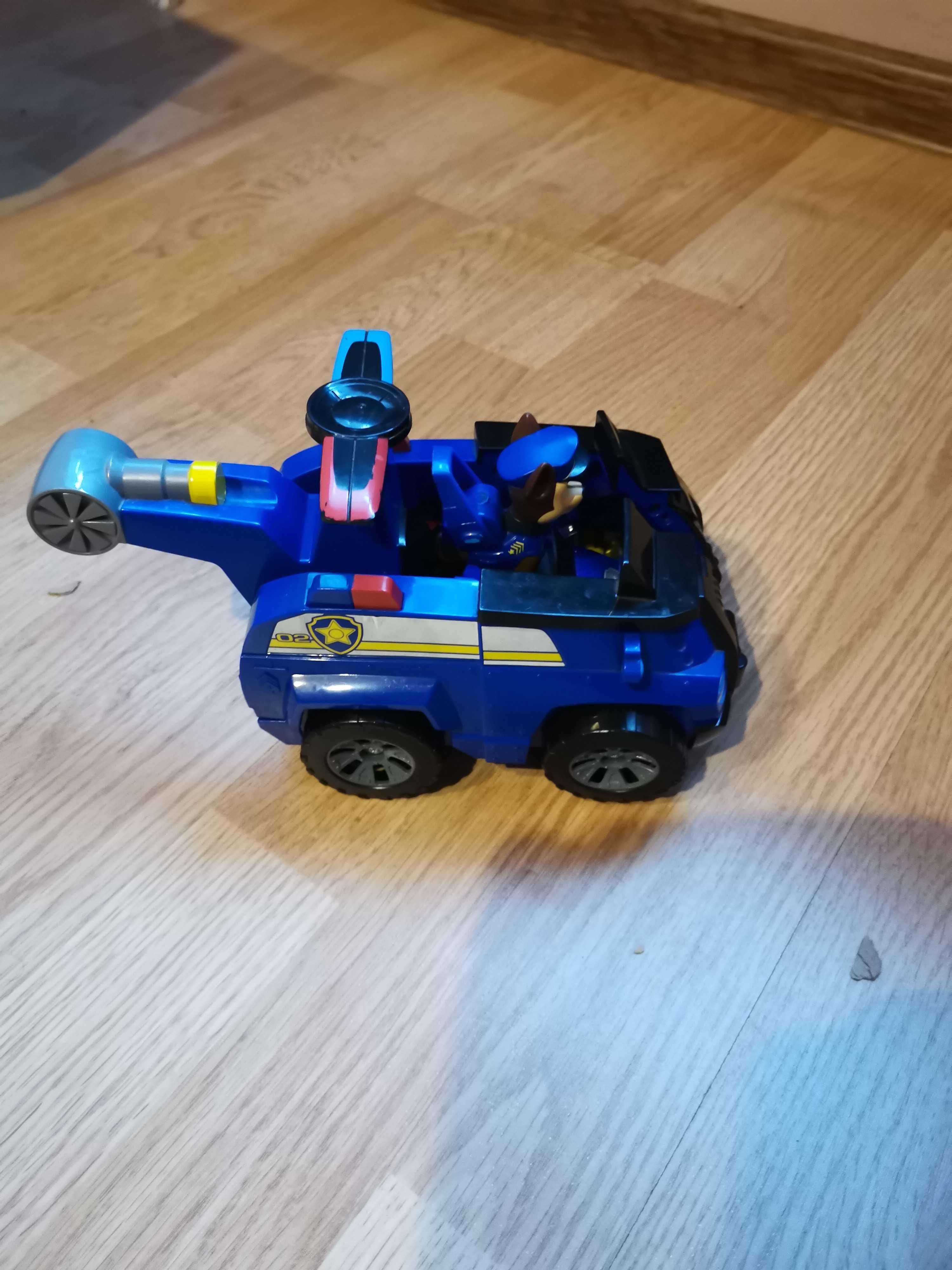 Cheis z Psiego patrolu z autkiem