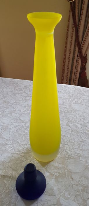 garrafa de licor amarela e azul cobalto, fosca