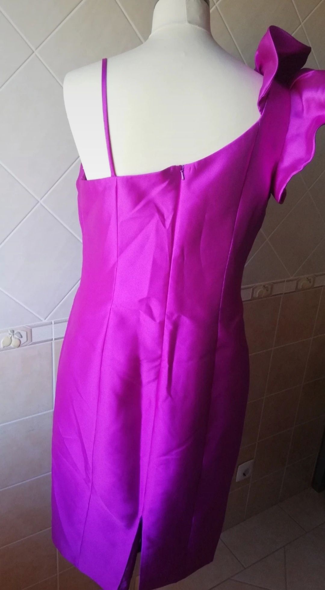 Vestido cerimónia curto, em rosa fuxia