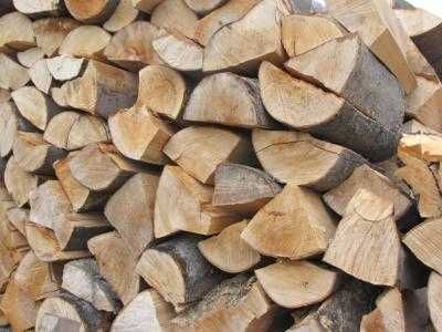 Sezonowane drewno przygotowane do palenia- kominkowe i opałowe.