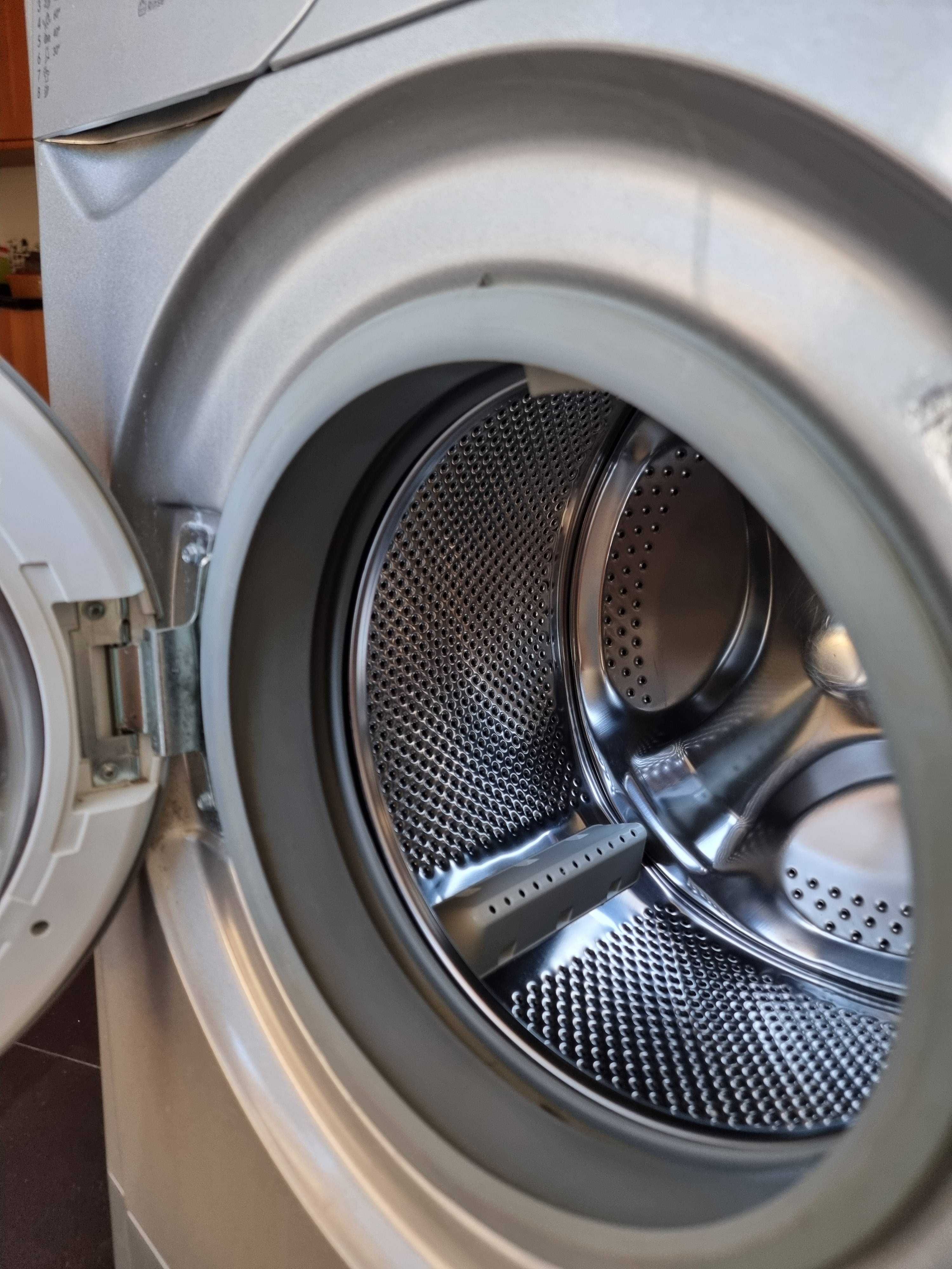 Maquina de lavar e secar a roupa INDESIT semi nova