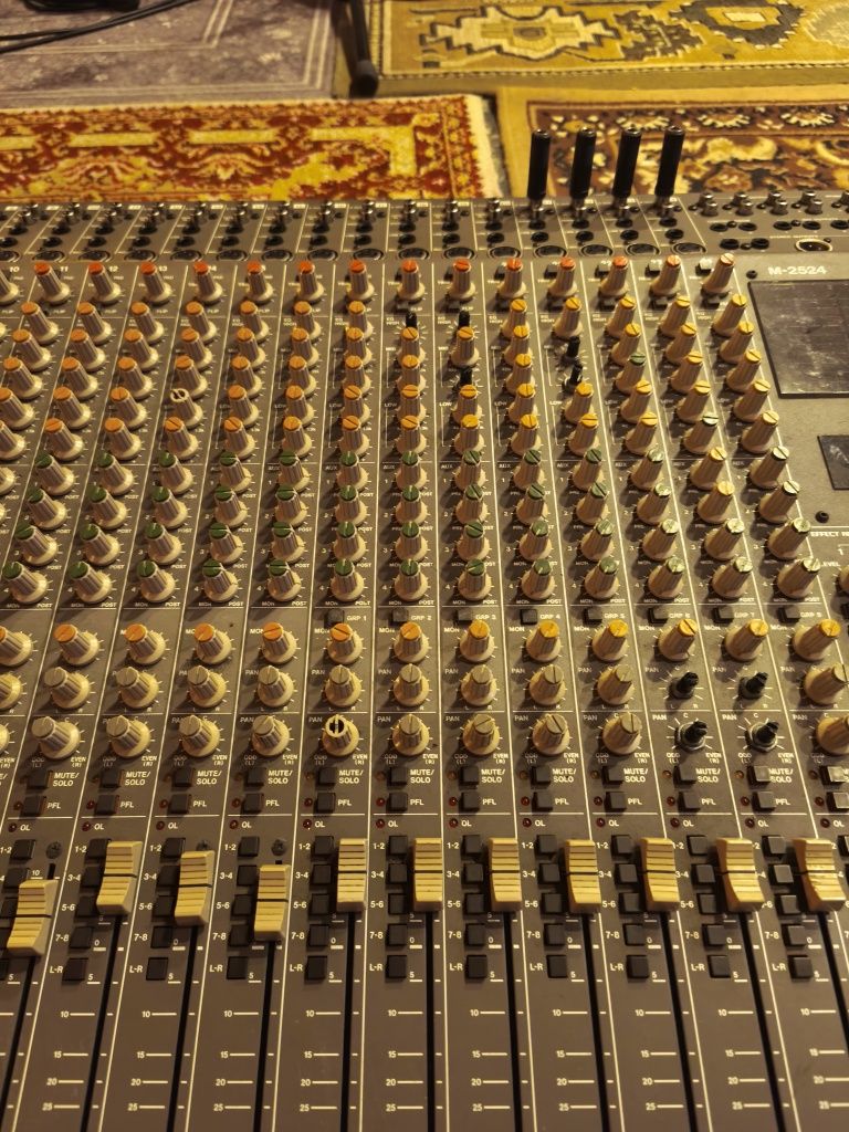 Mesa analógica Tascam M-2524