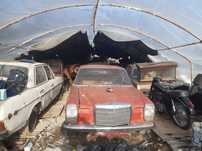 Mercedes w114 palący jedzący