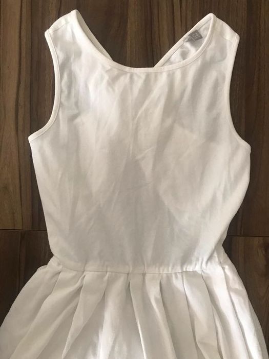 Biała sukienka z odkrytymi plecami r.s