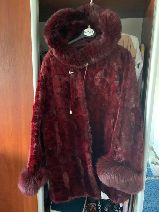 Шуба норкова темно вишневого кольору коротка