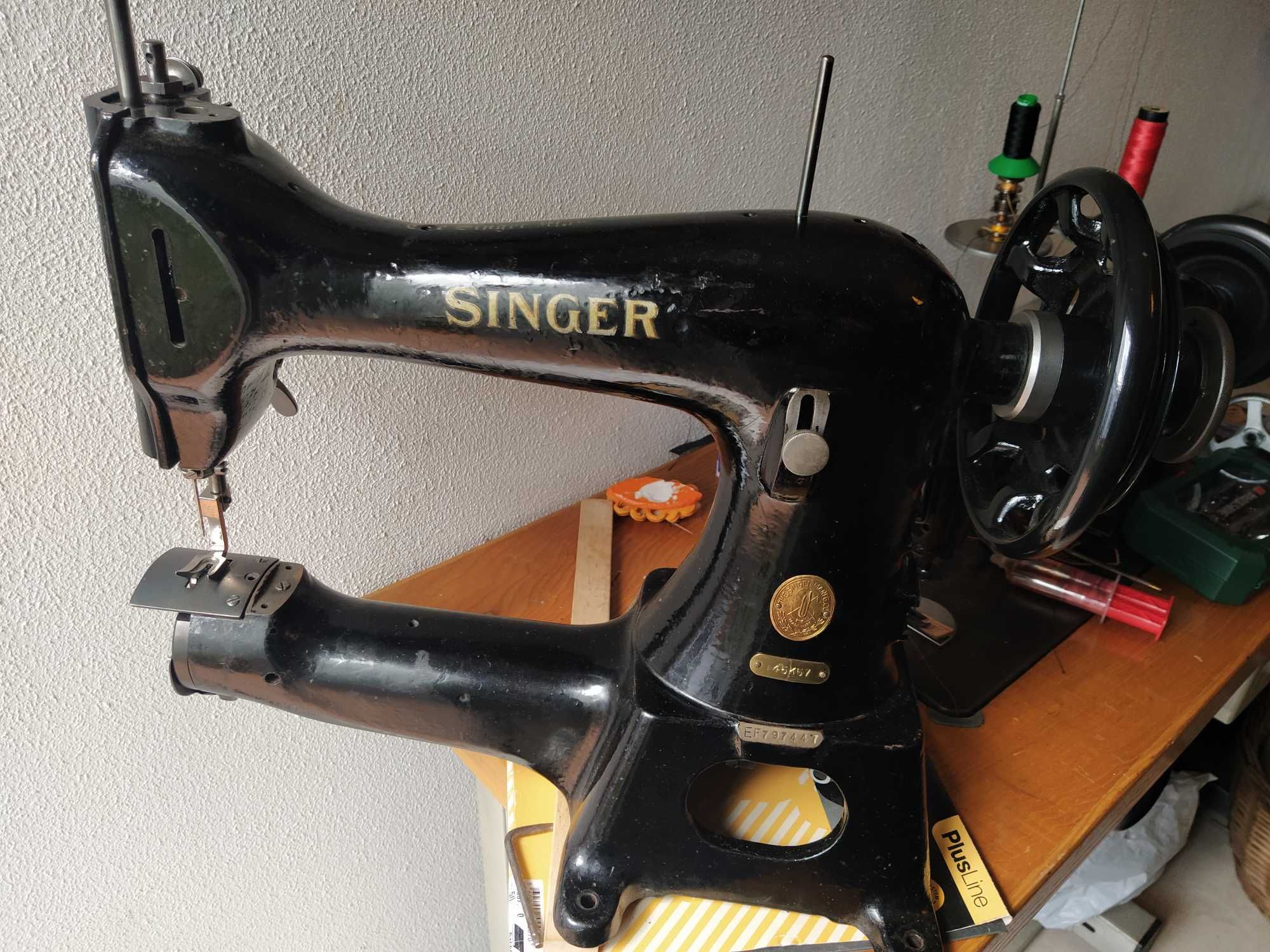 Máquinas de braço Singer e Pfaff para coser couro e pele.