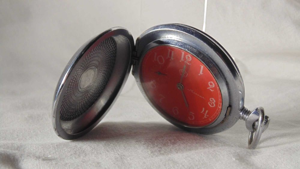 Часы молния глухарь на ходу красный циферблат СССР