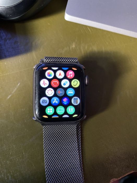 Продам Apple watch серия 5 ,40 мм .