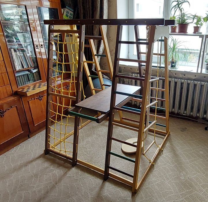 Дитячий спортивний майданчик с гіркою