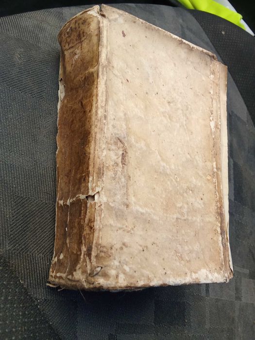 Livro com capa em pergaminho concílio tridentino